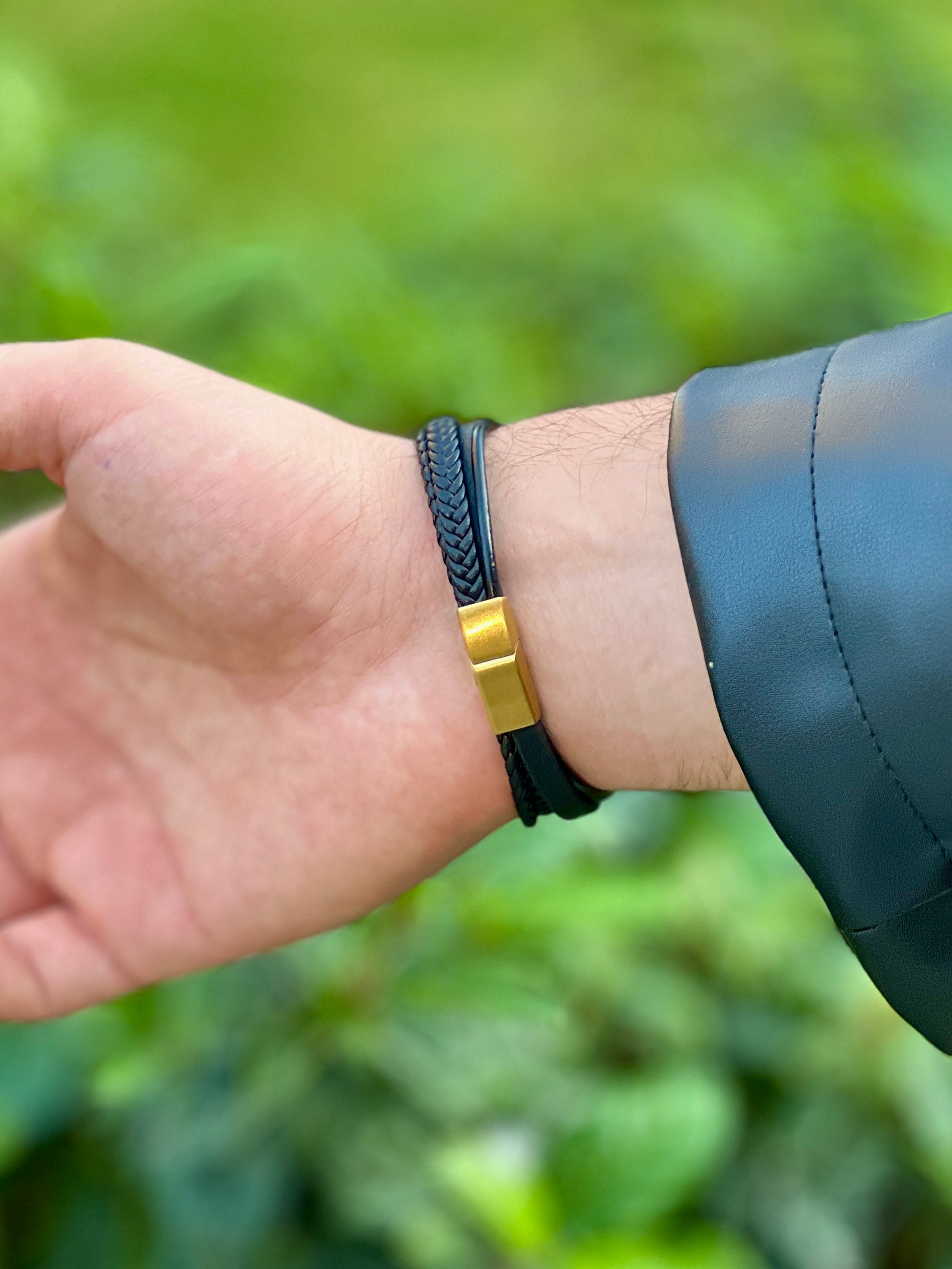 Siyah 4 İpli Örgü Deri ve Gold Metal Detaylı Erkek Bileklik