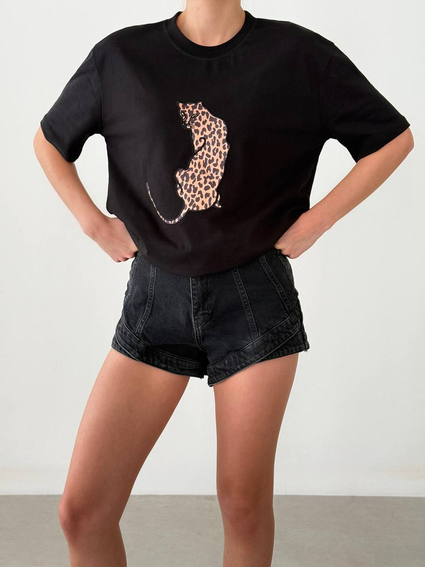 Leopar Desenli Yama Detaylı Siyah Oversize Bisiklet Yaka Tişört