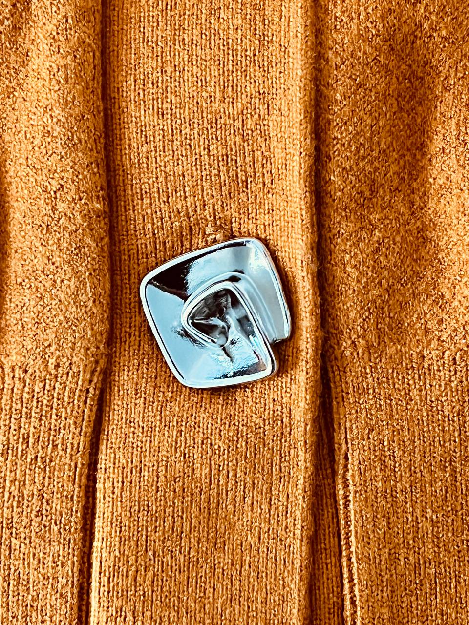 Taba Rengi Kroşe Kesim Balon Kol Gümüş Metal Düğme Detaylı Yumuşacık Triko Hırka