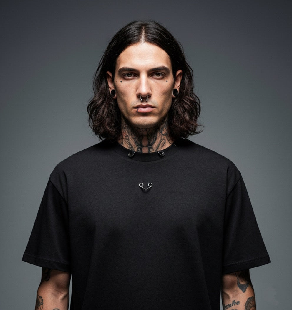 Piercing Detaylı Yıkamalı Siyah Oversize Erkek Tişört