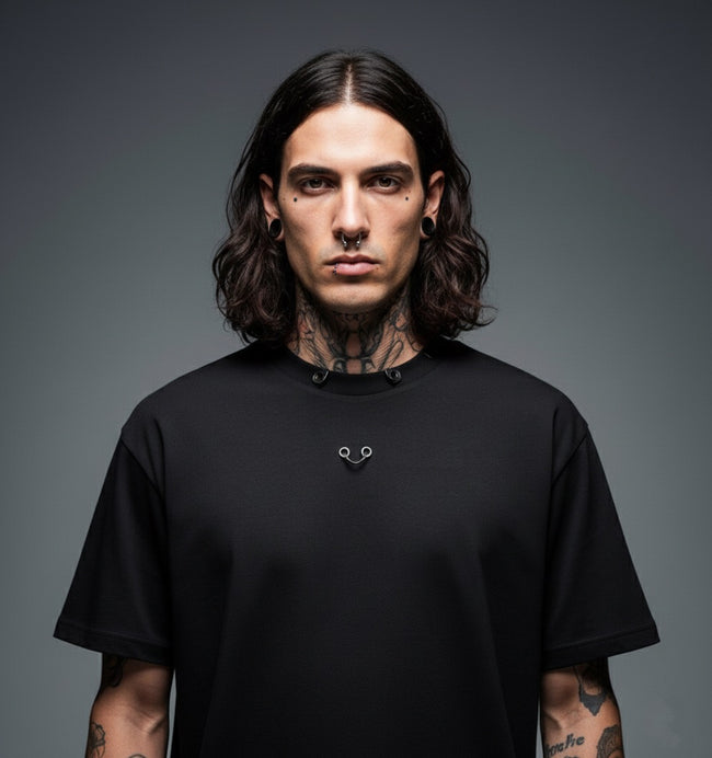 Piercing Detaylı Yıkamalı Siyah Oversize Erkek Tişört