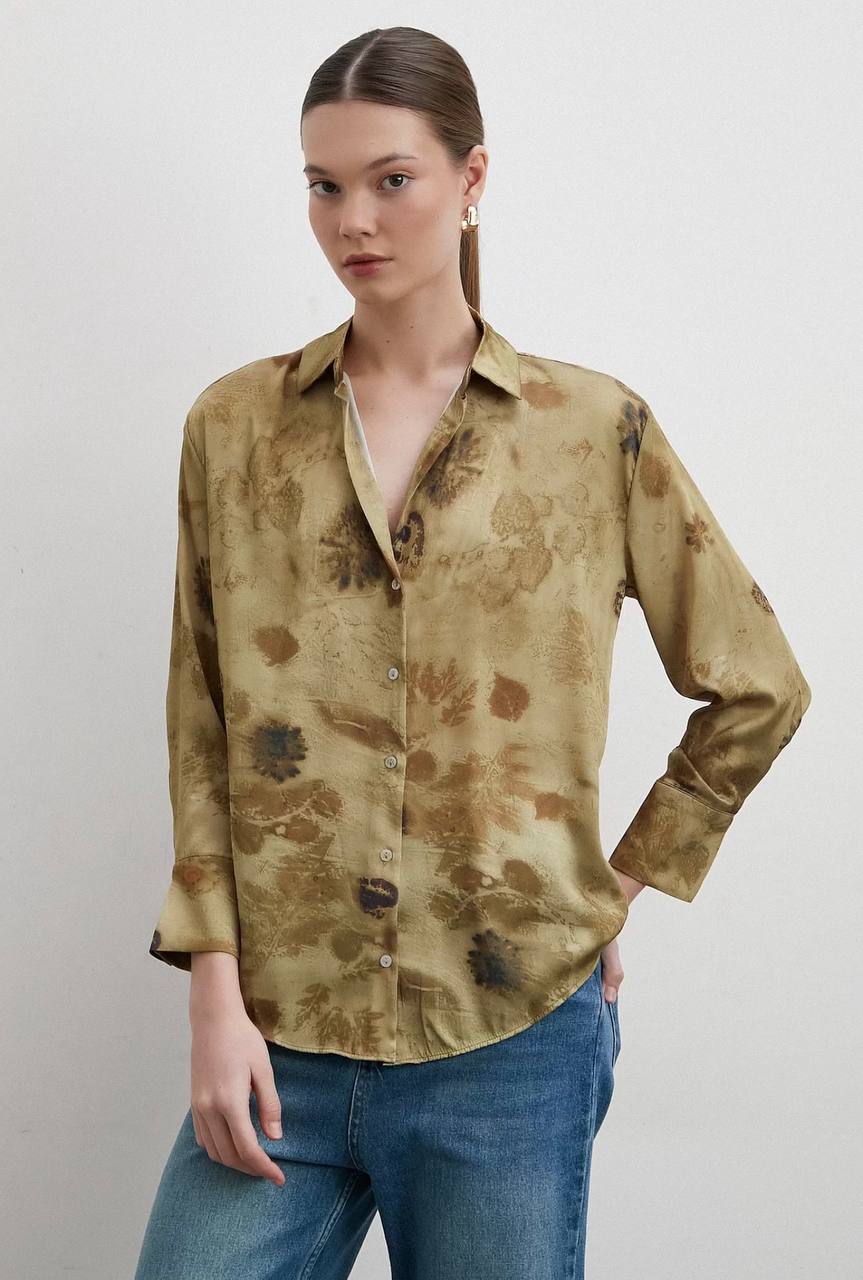 Batik Görünümlü Bej/Haki Desenli Saten Relax Fit Klasik Yaka Gömlek