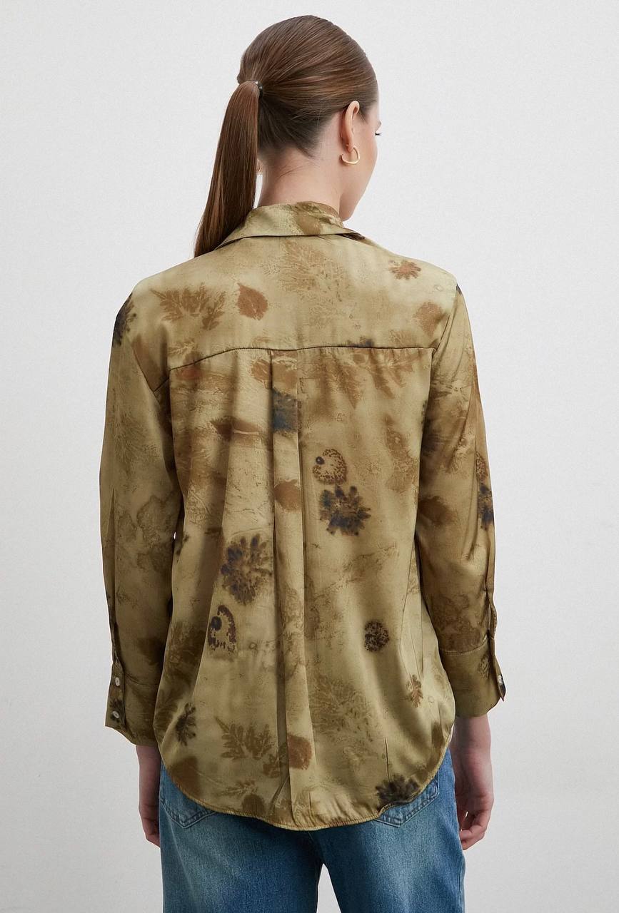 Batik Görünümlü Bej/Haki Desenli Saten Relax Fit Klasik Yaka Gömlek