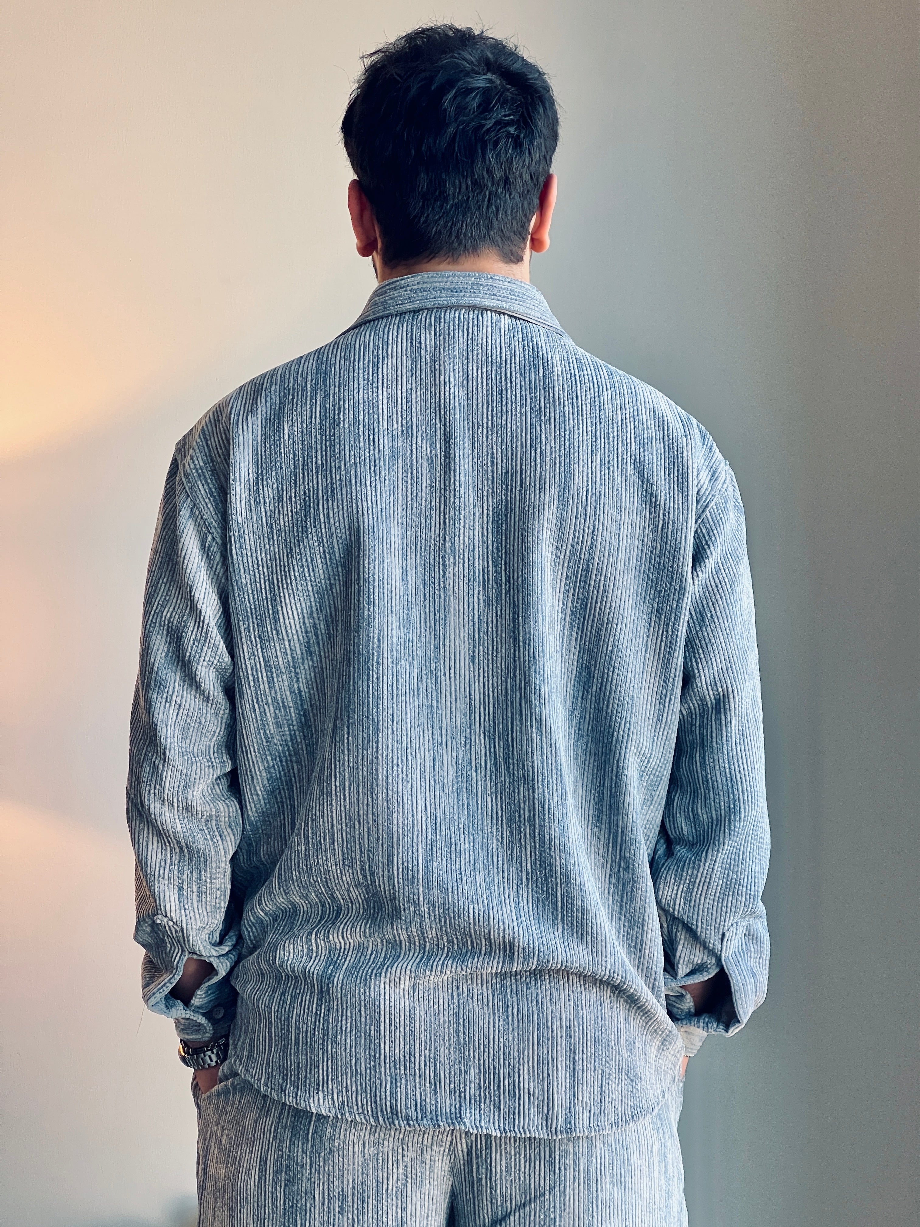 OVERSIZE EFEKTLİ KADİFE GÖMLEK Gri (Mavi Efektli)