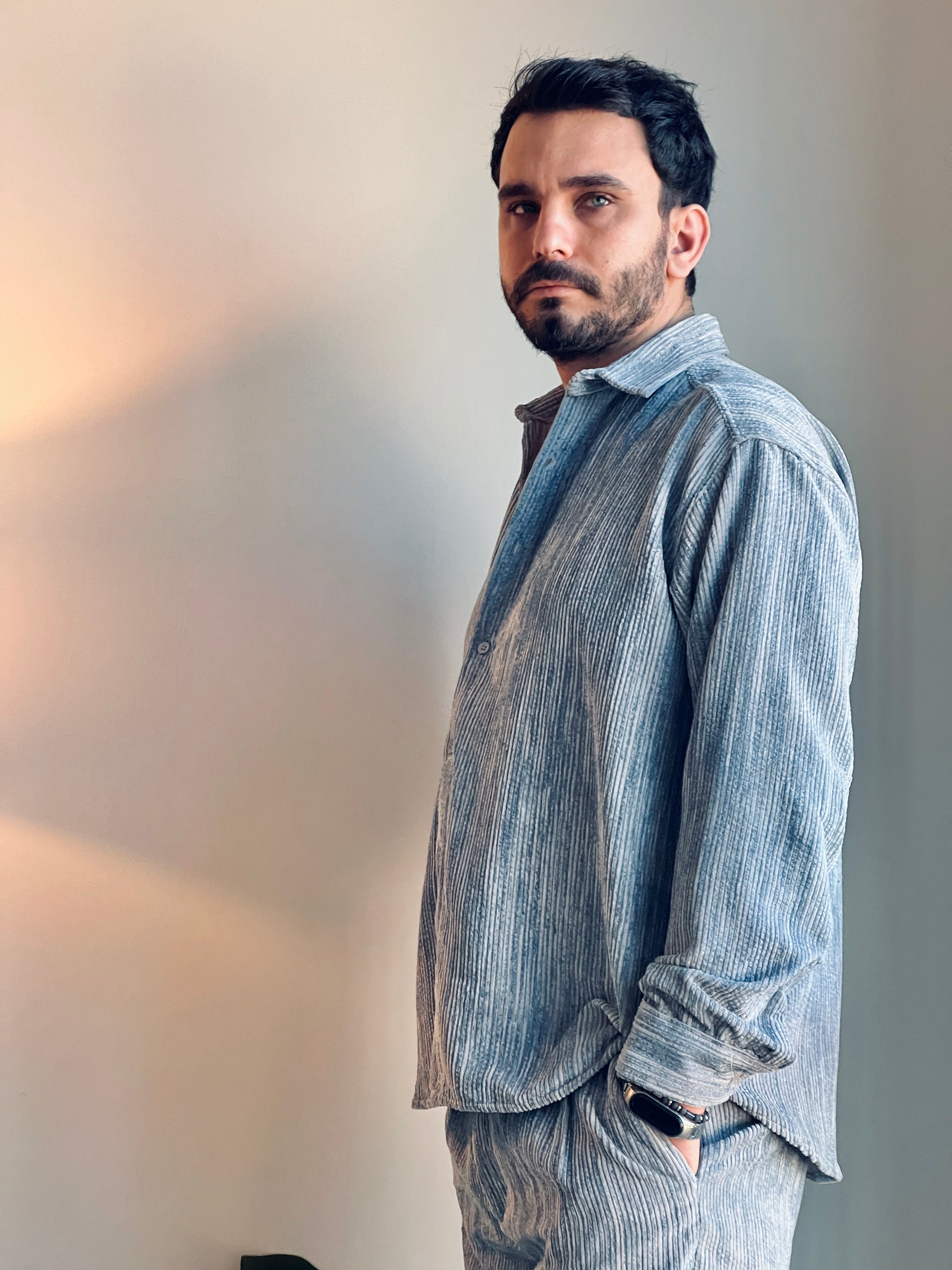 OVERSIZE EFEKTLİ KADİFE GÖMLEK Gri (Mavi Efektli)