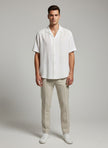 Erkek Beyaz Dokulu Kısa Kollu Gömlek - Modern Apaş Yaka & Relax Fit