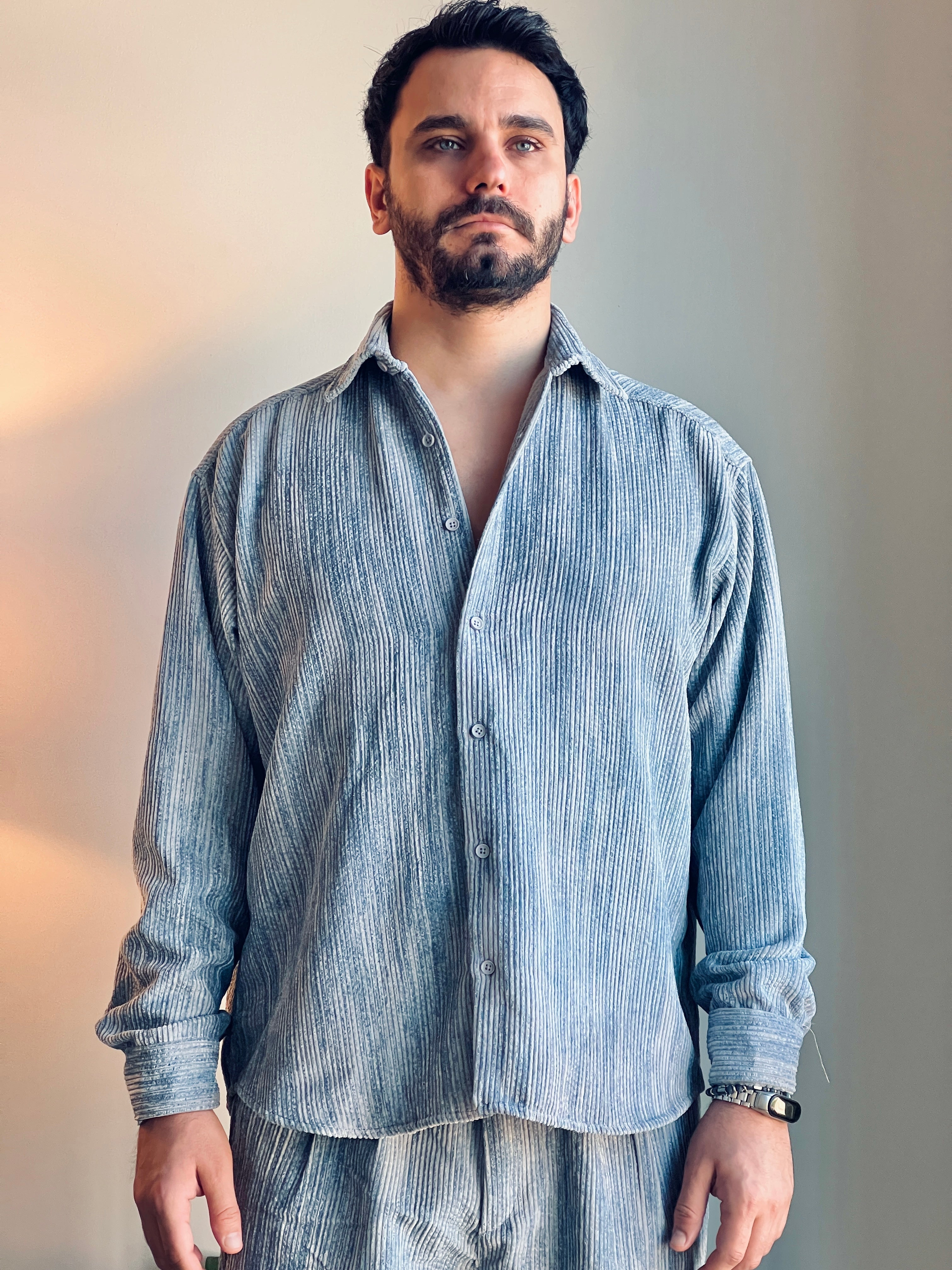 OVERSIZE EFEKTLİ KADİFE GÖMLEK Gri (Mavi Efektli)