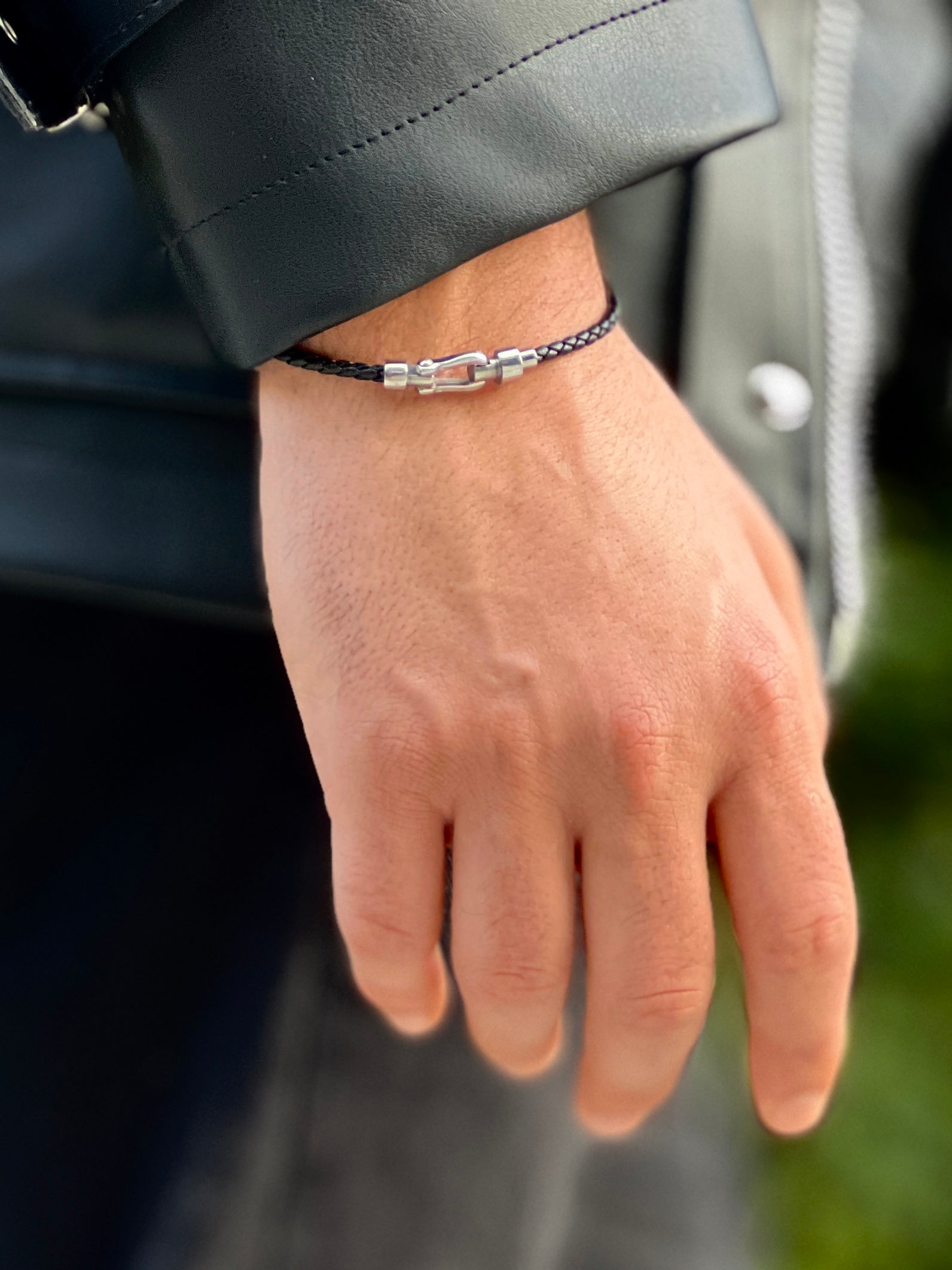 Siyah Örgü Deri ve  Çelik At Nalı Detaylı Erkek Bileklik