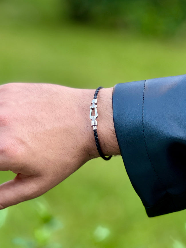 Siyah Örgü Deri ve  Çelik At Nalı Detaylı Erkek Bileklik