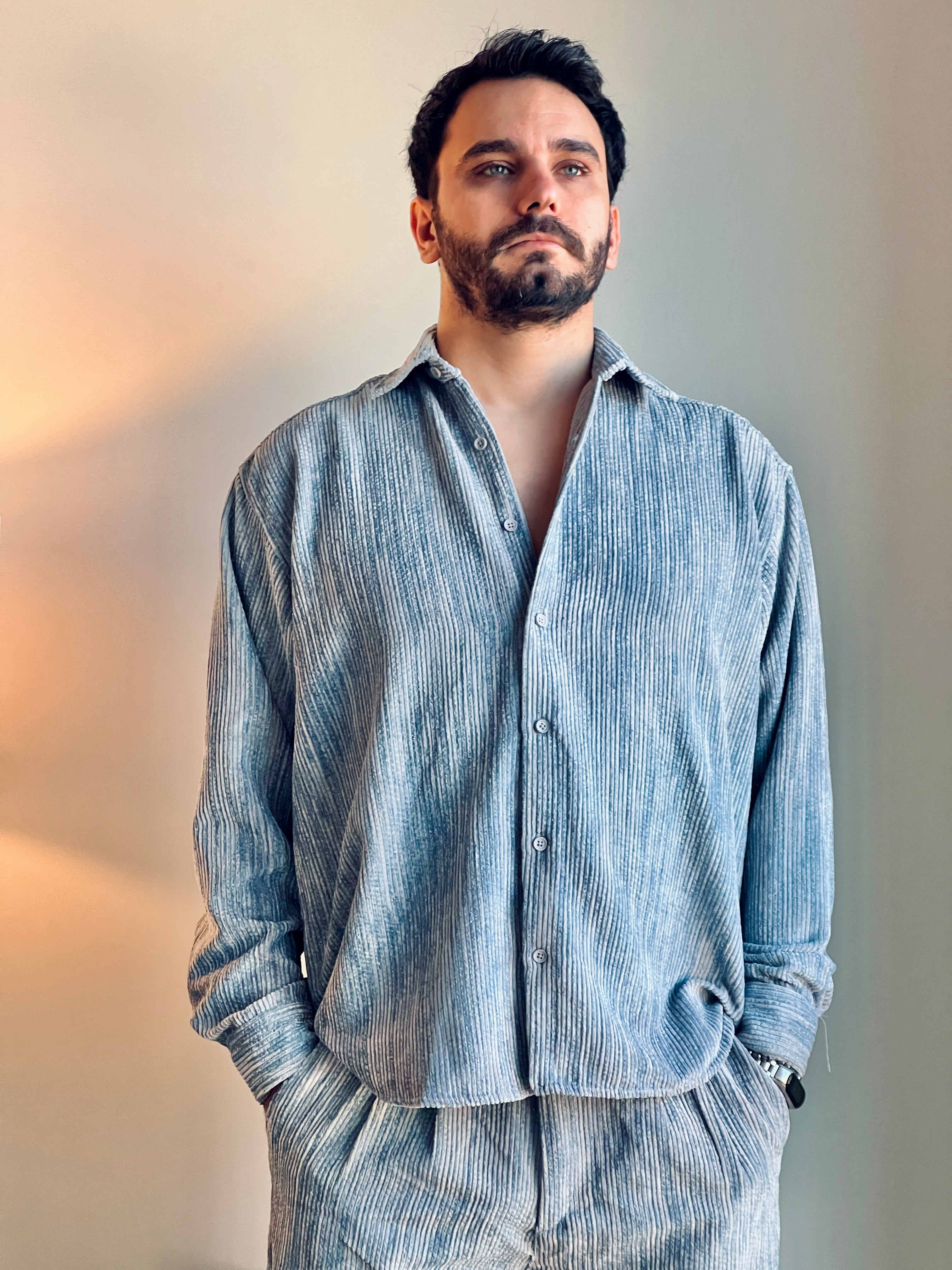 OVERSIZE EFEKTLİ KADİFE GÖMLEK Gri (Mavi Efektli)