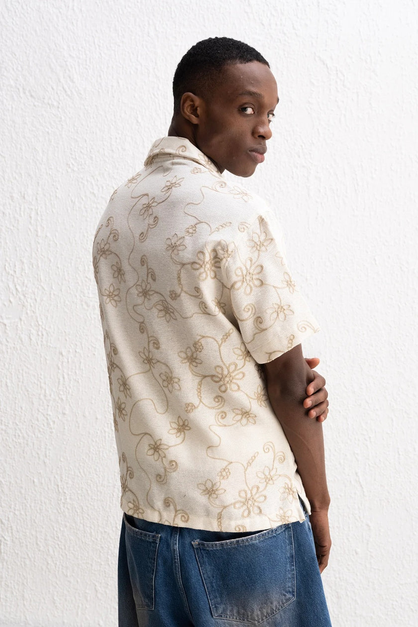 KISA KOLLU NAKIŞ DETAYLI GÖMLEK