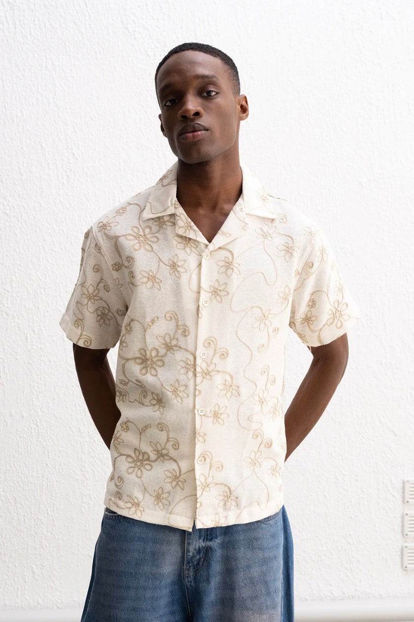 KISA KOLLU NAKIŞ DETAYLI GÖMLEK