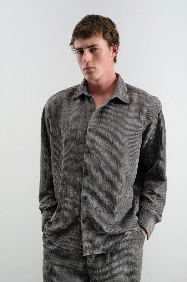 OVERSIZE EFEKTLİ KADİFE GÖMLEK