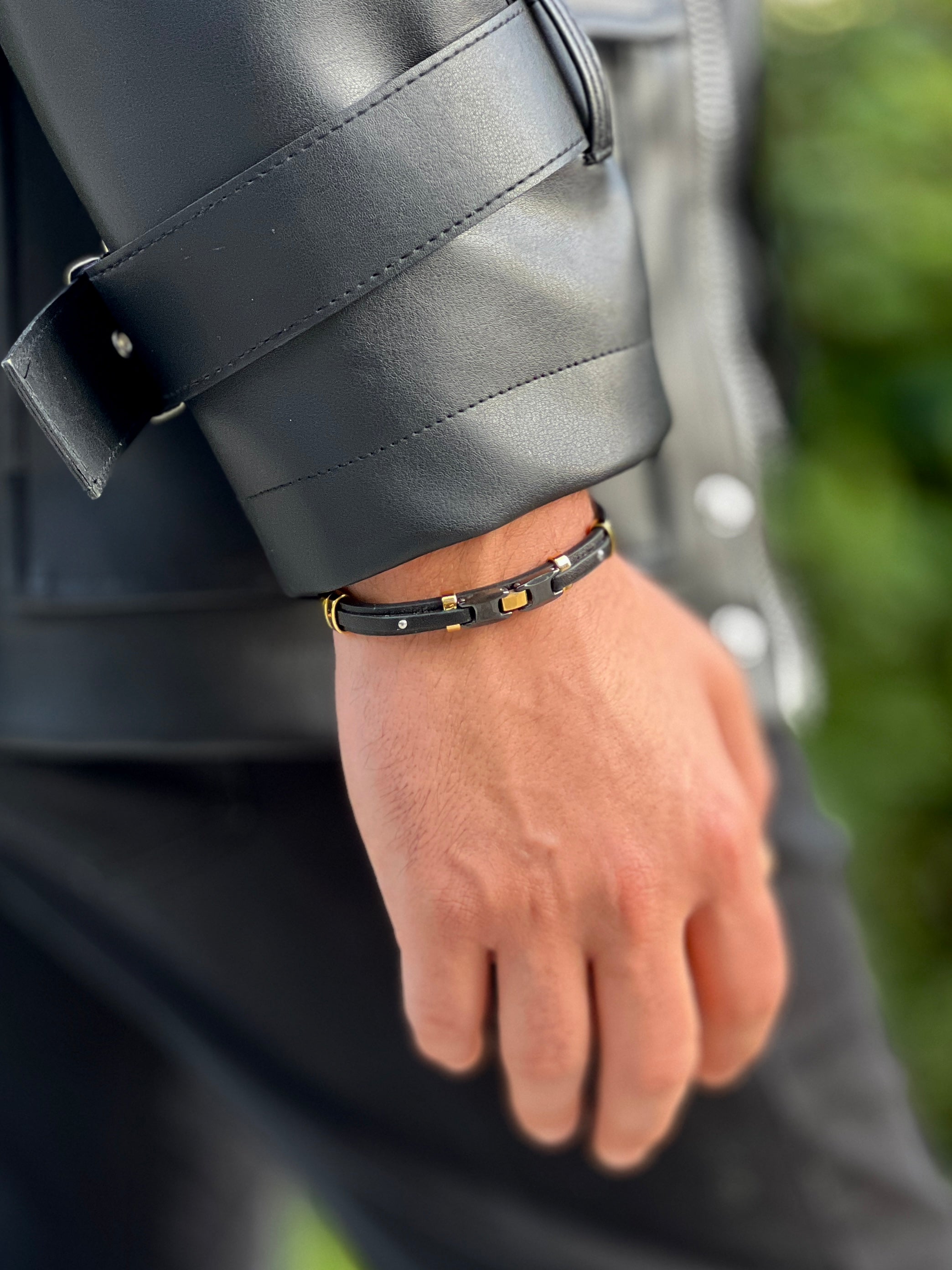 Gold Çelik Detaylı Siyah Deri Erkek Bileklik