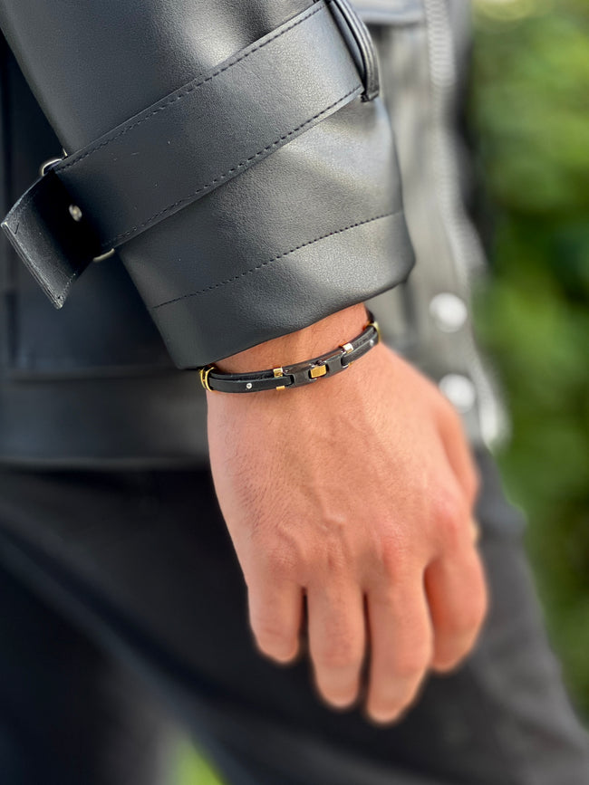 Gold Çelik Detaylı Siyah Deri Erkek Bileklik